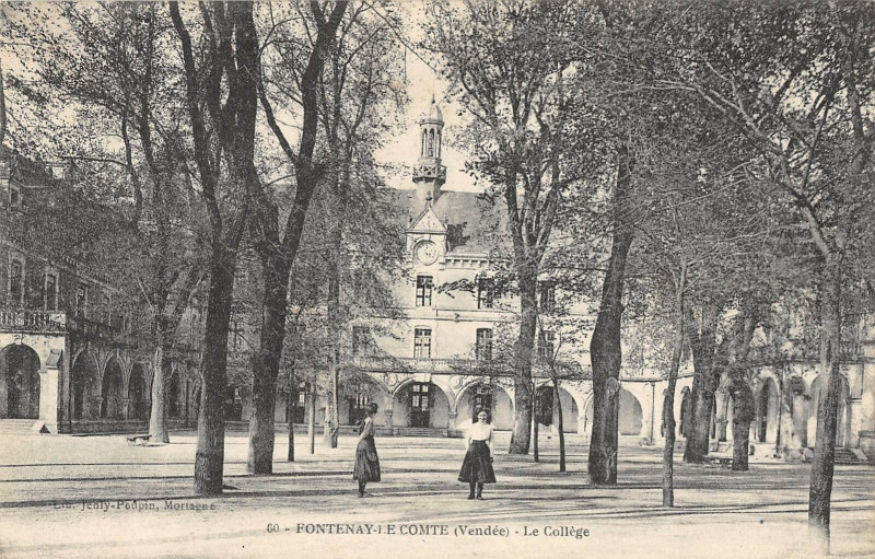 Carte postale ancienne Fontenay Le Comte Le College à Fontenay-le-Comte