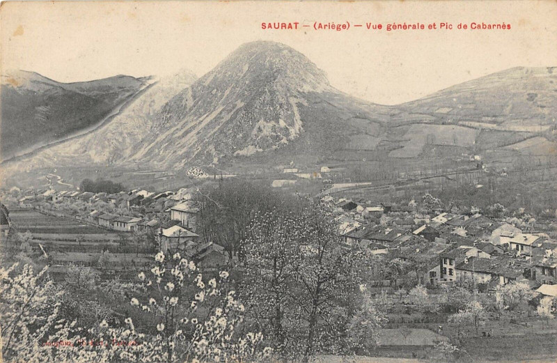 Carte postale ancienne Saurat Vue Generale Et Pic De Cabarnes à Saurat