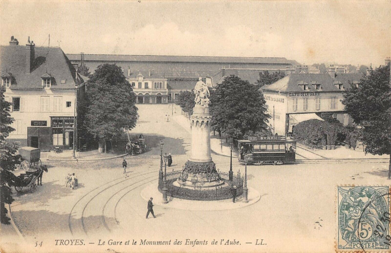 Carte postale ancienne Troyes La Gare Et Le Monument Des Enfants De La Gare à Troyes