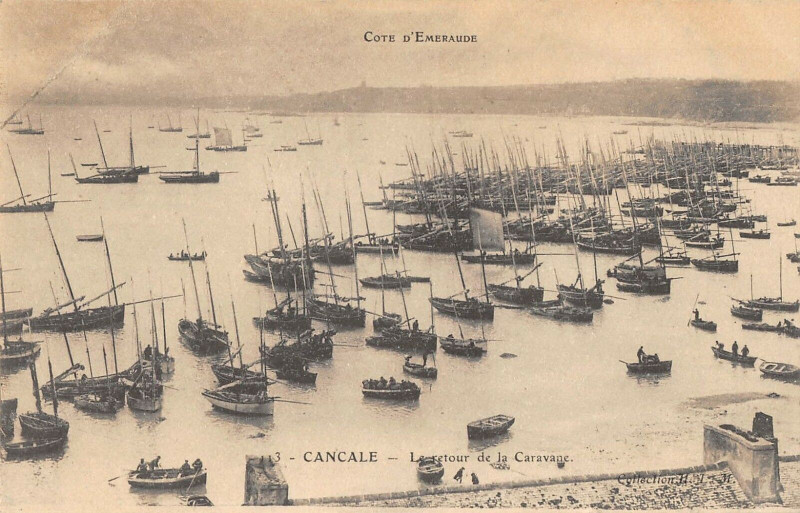 Carte postale ancienne Cancale Le Retour De La Caravane à Cancale
