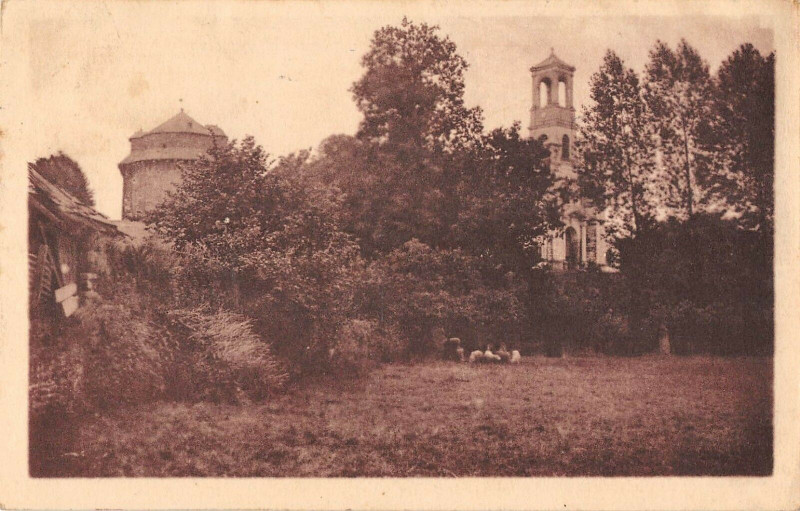 Carte postale ancienne Montfort Sur Meu Eglise Tour à Montfort-sur-Meu