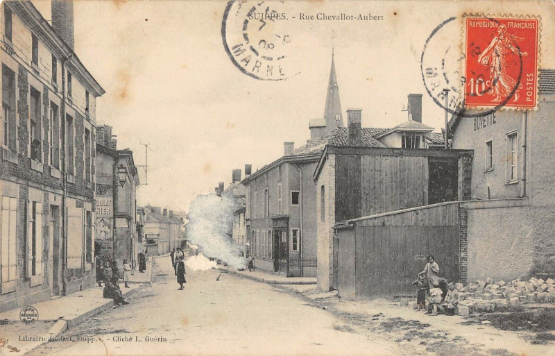 Carte postale ancienne Suippes Rue Chevallot Aubert à Suippes