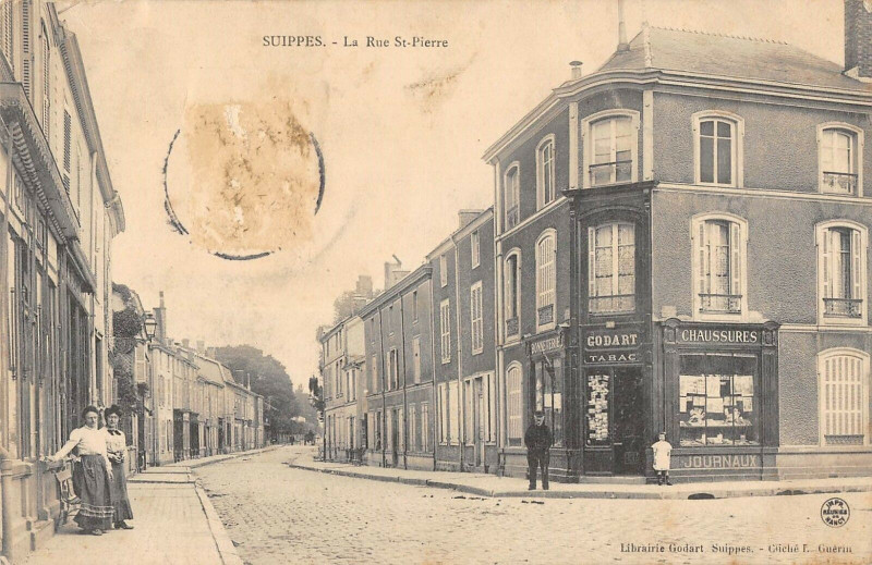 Carte postale ancienne Suippes Rue Saint Pierre à Suippes