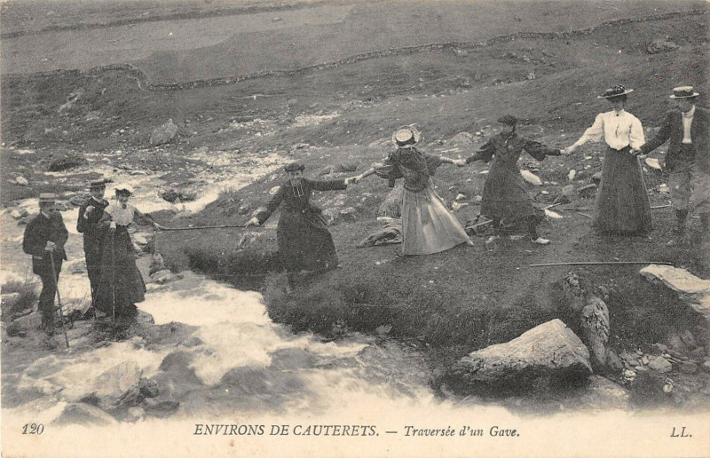 Carte postale ancienne Env.de Cauterets Traversee D'Un Gave à Cauterets