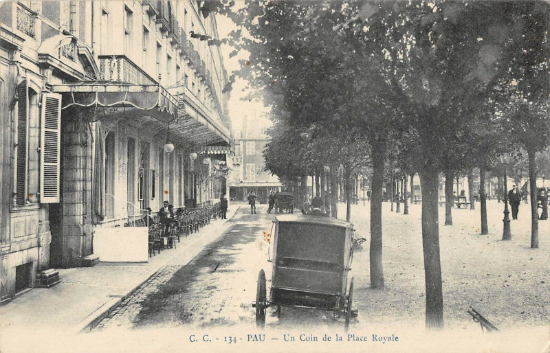 Carte postale ancienne Pau Un Coin De La Place Royale à Pau