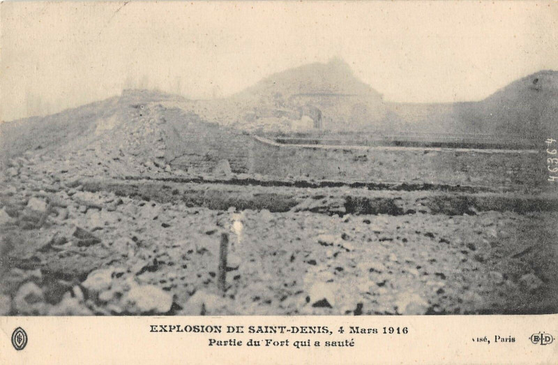 Carte postale ancienne Explosion De Saint-Denis 1916 Partie Du Fort Qui A Saute à Saint-Denis