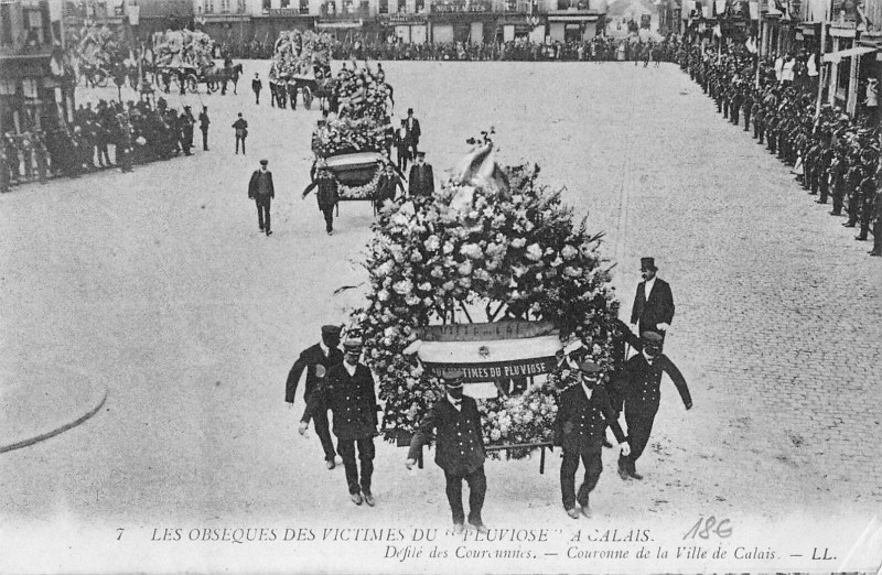 Carte postale ancienne Calais Obseques Du Pluviose Defile Des Couronnes à Calais
