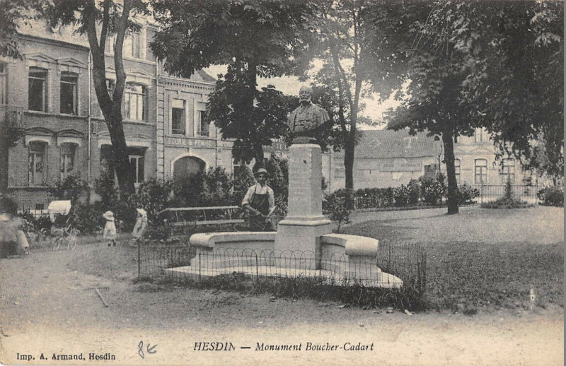 Carte postale ancienne Hesdin Monument Boucher Cadart à Hesdin