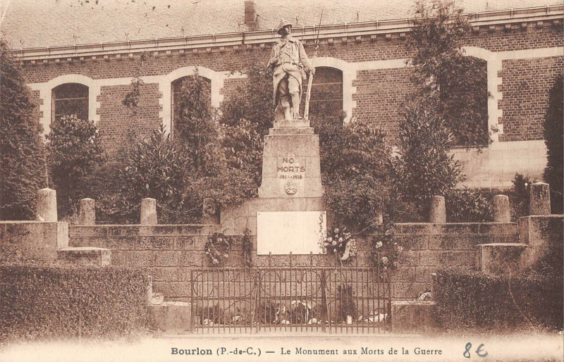 Carte postale ancienne Bourlon Monument Aux Morts à Bourlon