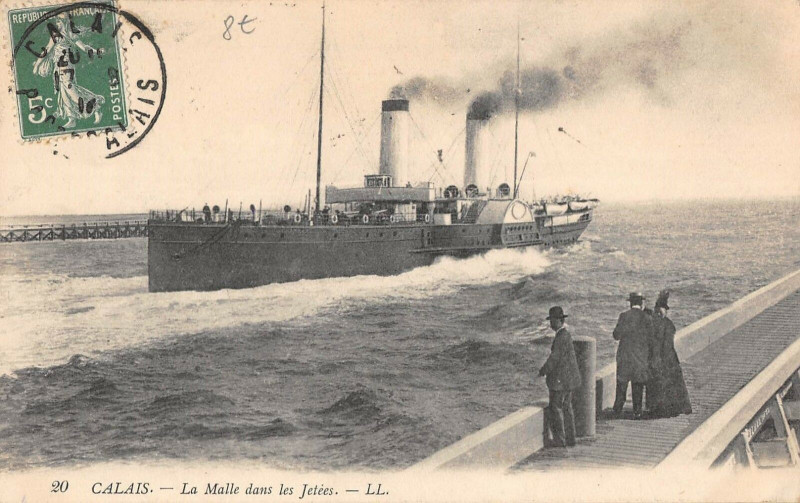 Carte postale ancienne Calais La Malle Dans Les Jetees à Calais