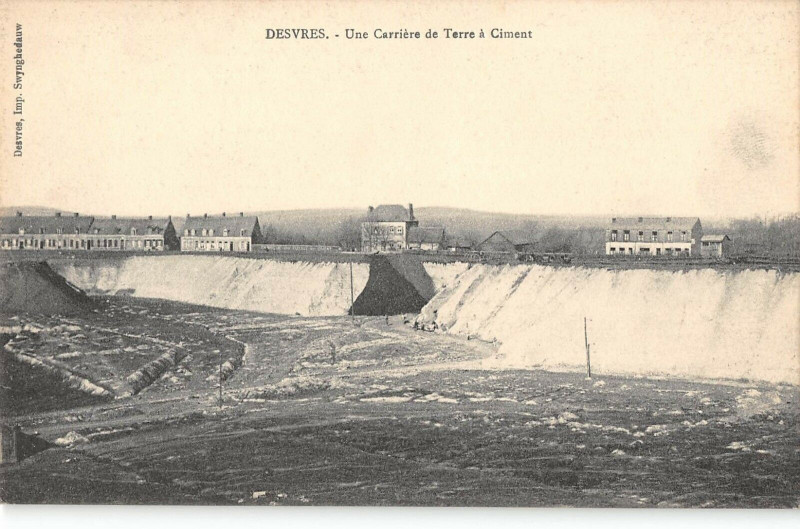 Carte postale ancienne Desvres Une Carriere De Terre A Ciment à Desvres