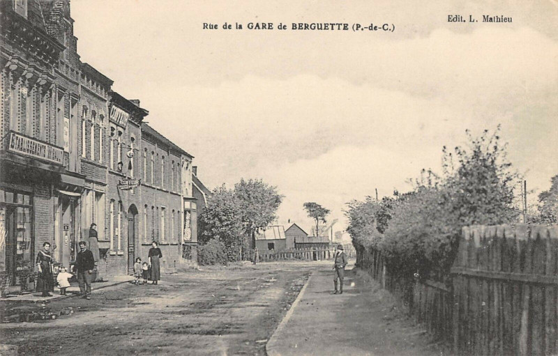 Carte postale ancienne Rue De La Gare De Berguette