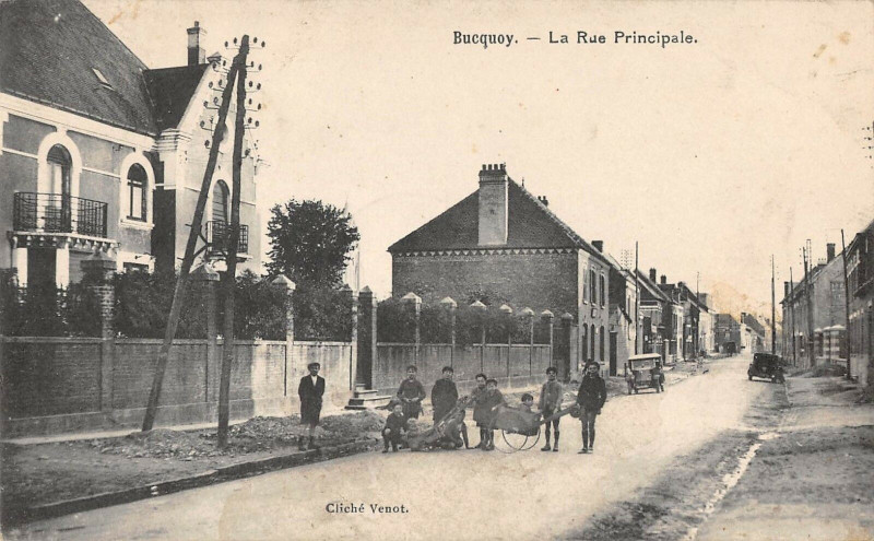 Carte postale ancienne Bucquoy La Rue Principale à Bucquoy