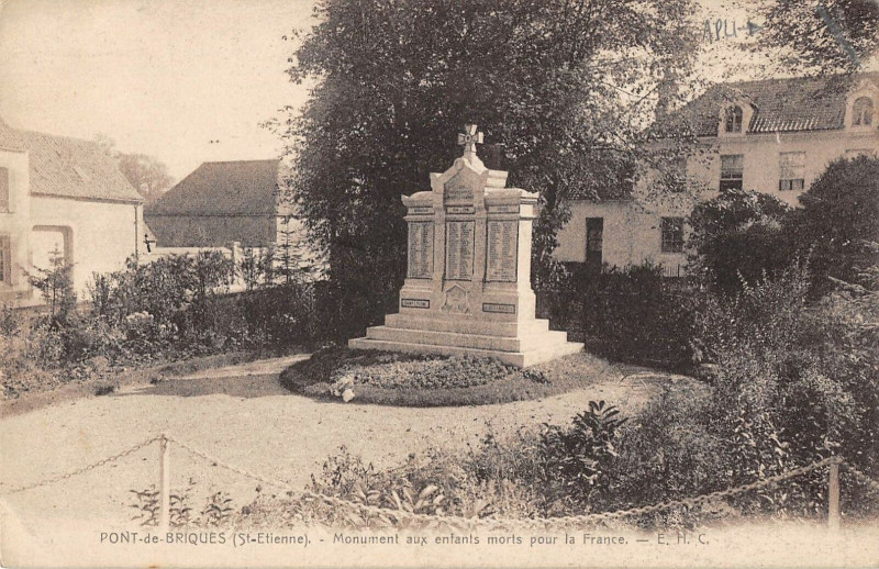 Carte postale ancienne Pont De Briques Monument Aux Enfants