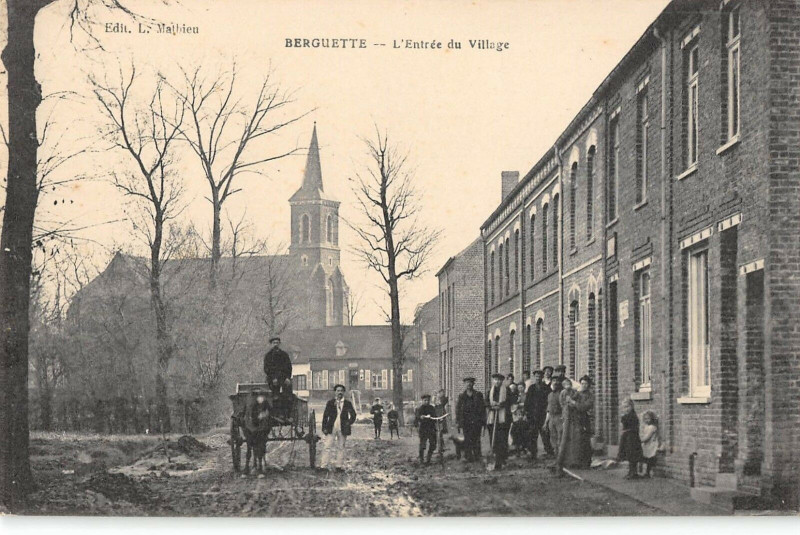 Carte postale ancienne Berguette Entree Du Village