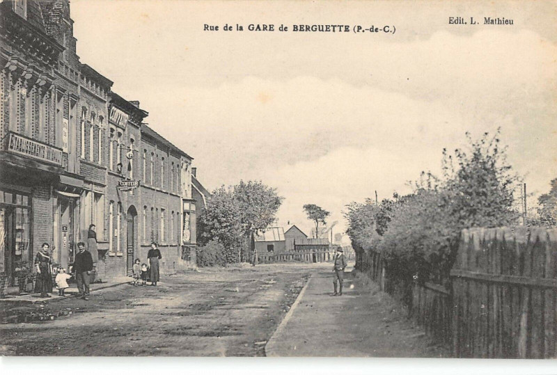 Carte postale ancienne Rue De La Gare De Berguette