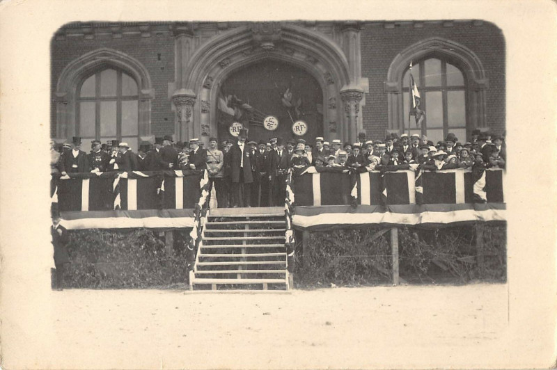 Carte postale ancienne Carte Photo Certainement Calais (lire verso grosse animation à Calais