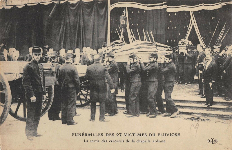 Carte postale ancienne Funerailles Victimes Du Pluviose Calais La Sortie Des Cercueils à Calais