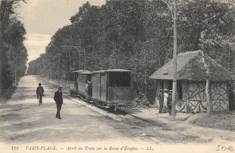 Carte postale ancienne Paris Plage Arret Du Train Sur La Route D'Etaples