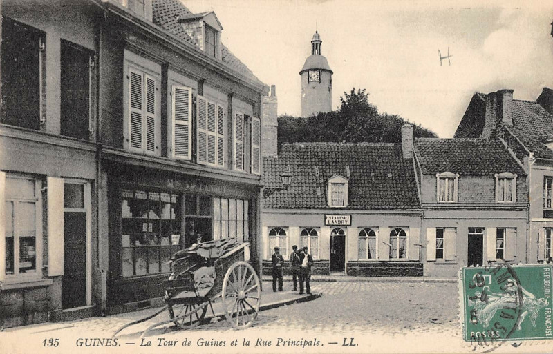 Carte postale ancienne Guines La Tour De Guines Et La Rue Principale à Guînes
