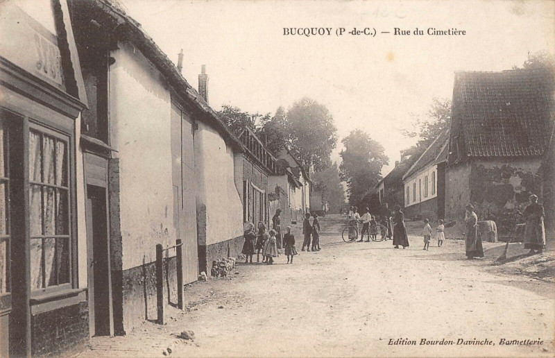 Carte postale ancienne Bucquoy Rue Du Cimetiere à Bucquoy