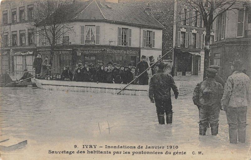 Carte postale ancienne Ivry Inondations 1910 Sauvetage Des Habitants Par Pontonniers Genie