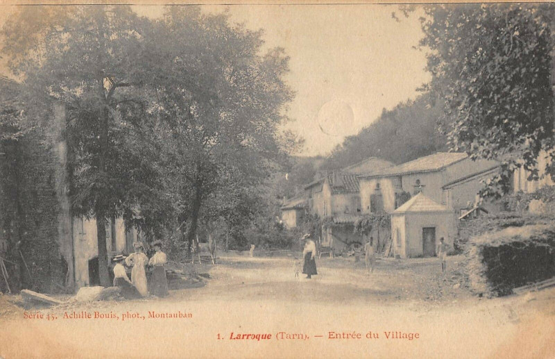Carte postale ancienne Larroque Entree Du Village à Larroque