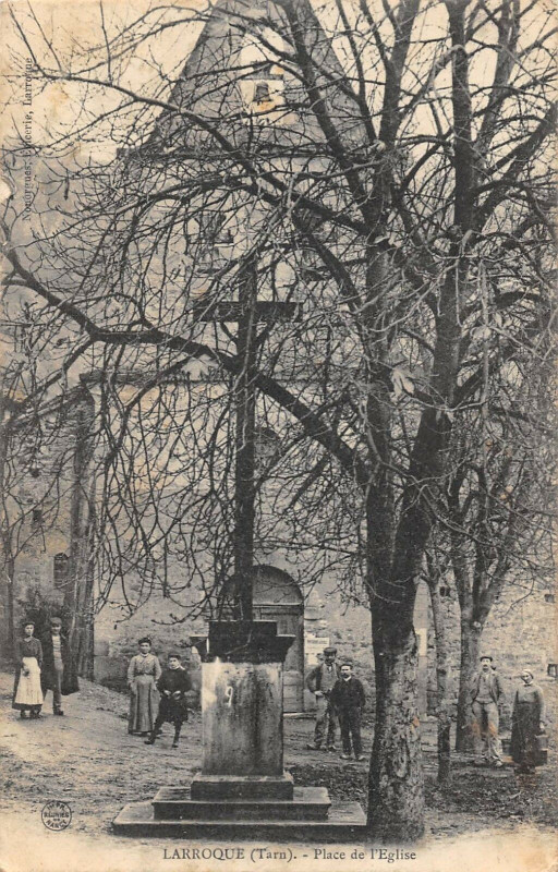 Carte postale ancienne Larroque Place De L'Eglise à Larroque