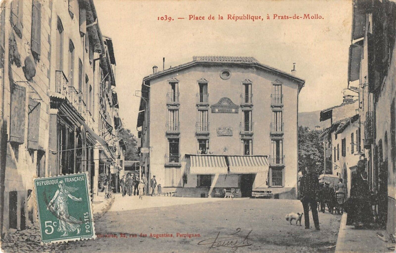 Carte postale ancienne Place De La Republique A Prats De Mollo à Llo
