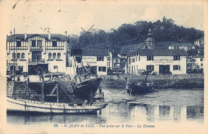 Carte postale ancienne Saint Jean De Luz Vue Prise Sur Le Port La Douane (cliché rare à Saint-Jean-de-Luz