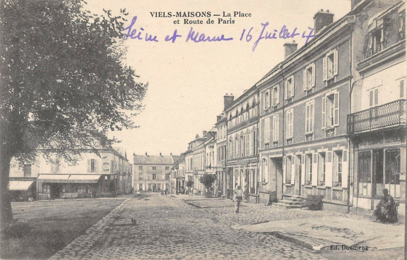 Carte postale ancienne Viels Maisons La Place Et Route De Paris à Viels-Maisons
