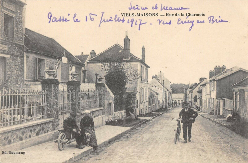 Carte postale ancienne Viels Maisons Rue De La Charmois à Viels-Maisons