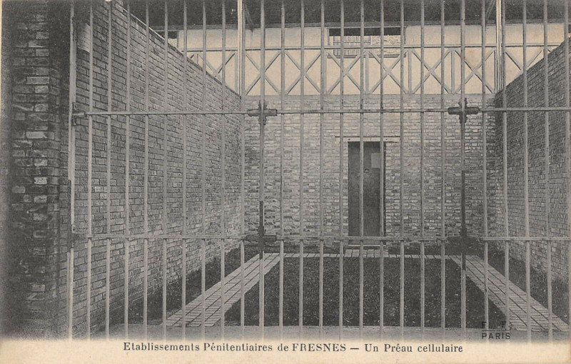 Carte postale ancienne Etablissements Penitentiaires De Fresnes Un Preau Cellulaire à Fresnes
