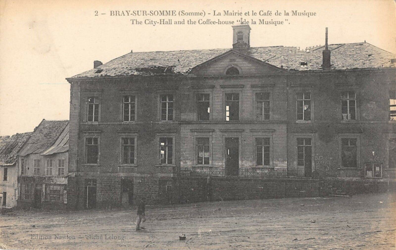 Carte postale ancienne Bray Sur Somme La Mairie Et Le Cafe De La Musique à Bray-sur-Somme