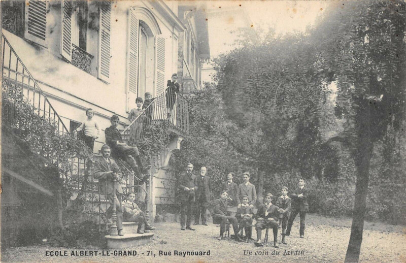 Carte postale ancienne Ecole Albert-Le-Grand. - Rue Raynouard - Un coin du Jardin à Paris 16e