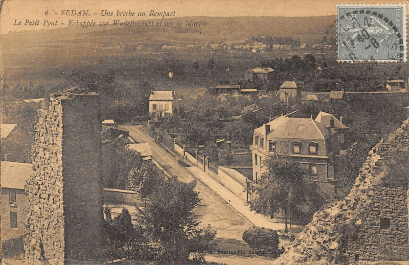 Carte postale ancienne Sedan Une Breche Au Rempart à Sedan