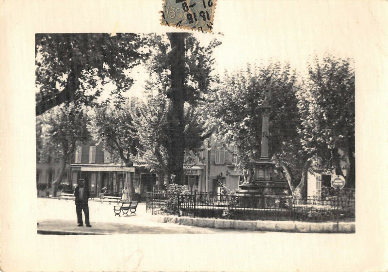 Carte postale ancienne Vidauban La Place à Vidauban