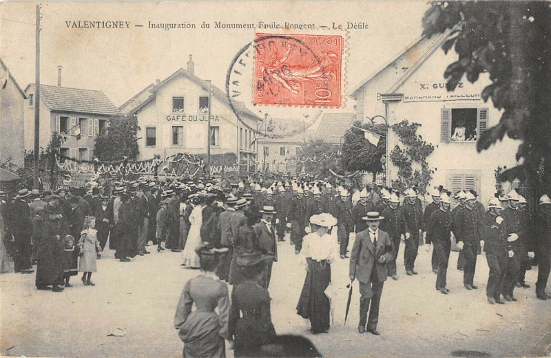 Carte postale ancienne Valentigney Inauguration Du Monument Emile Peugeot Defile à Valentigney