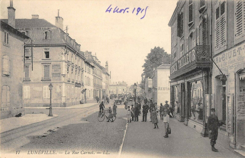 Carte postale ancienne Luneville La Rue Carnot à Lunéville