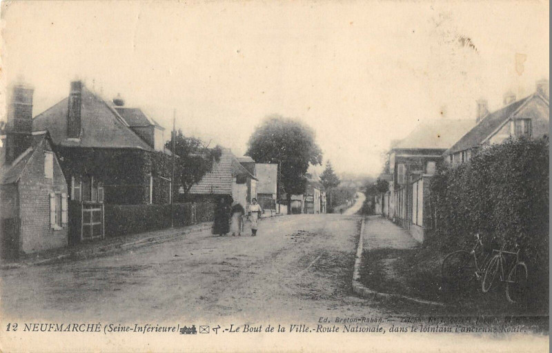Carte postale ancienne Neufmarche Le Bout De La Ville Route Nationale à Eu