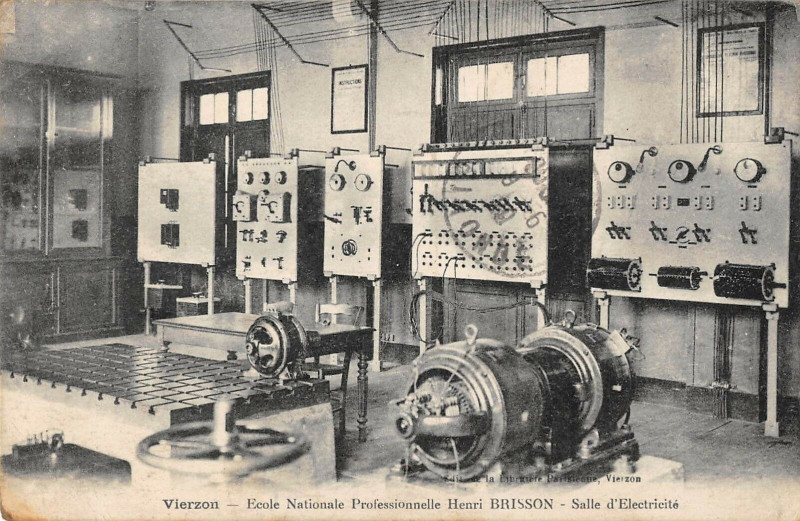 Carte postale ancienne Vierzon Ecole Nationale Professionnelle Henri Brisson Salle Electricite à Vierzon