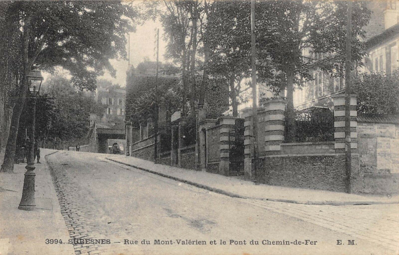 Carte postale ancienne Suresnes Rud Du Mont Valerien Et Pont Du Chemin De Fer à Suresnes