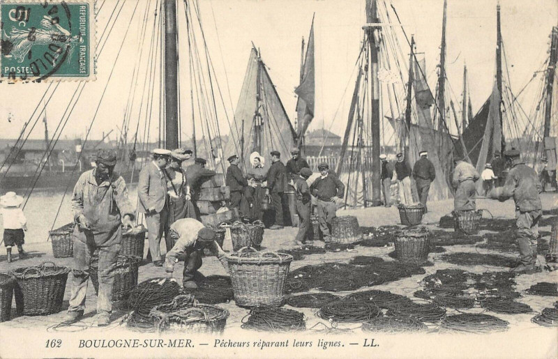 Carte postale ancienne Boulogne Sur Mer Pecheurs Reparant Leurs Lignes à Boulogne-sur-Mer