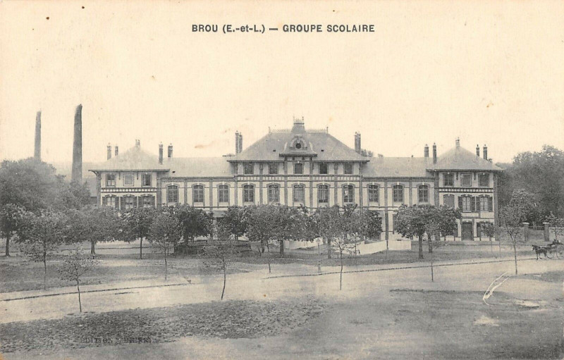 Carte postale ancienne Brou Groupe Scolaire à Brou
