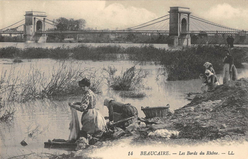 Carte postale ancienne Beaucaire Les Bords Du Rhone à Beaucaire