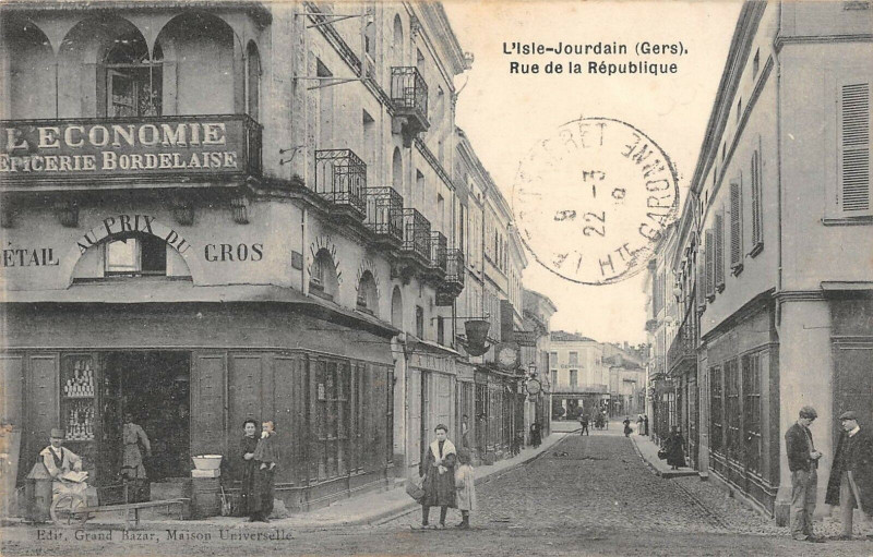 Carte postale ancienne L'Isle Jourdain Rue Republique à L'Isle-Jourdain