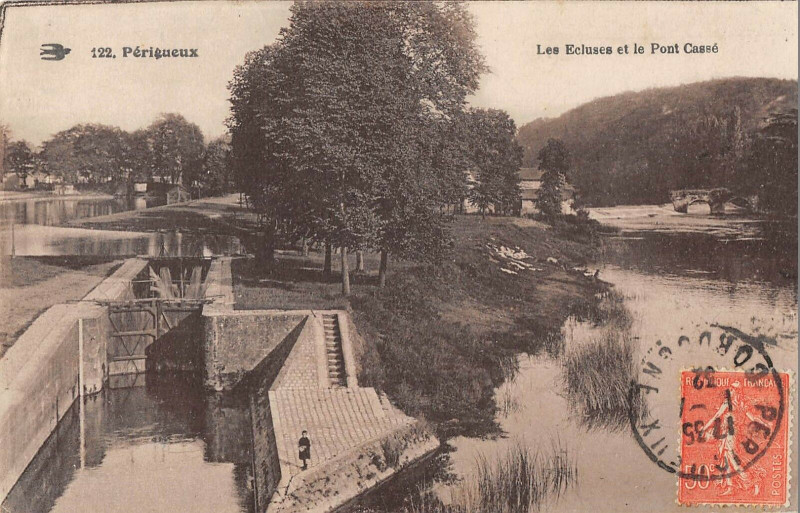 Carte postale ancienne Perigueux Les Ecluses Et Le Pont Casse à Périgueux