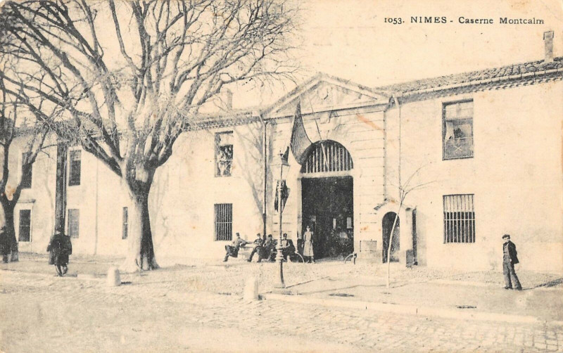 Carte postale ancienne Nimes Caserne Montcalm à Nîmes