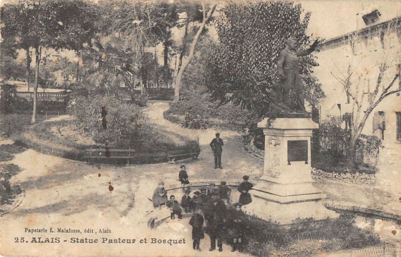Carte postale ancienne Alais Statue Pasteur Et Bosquet