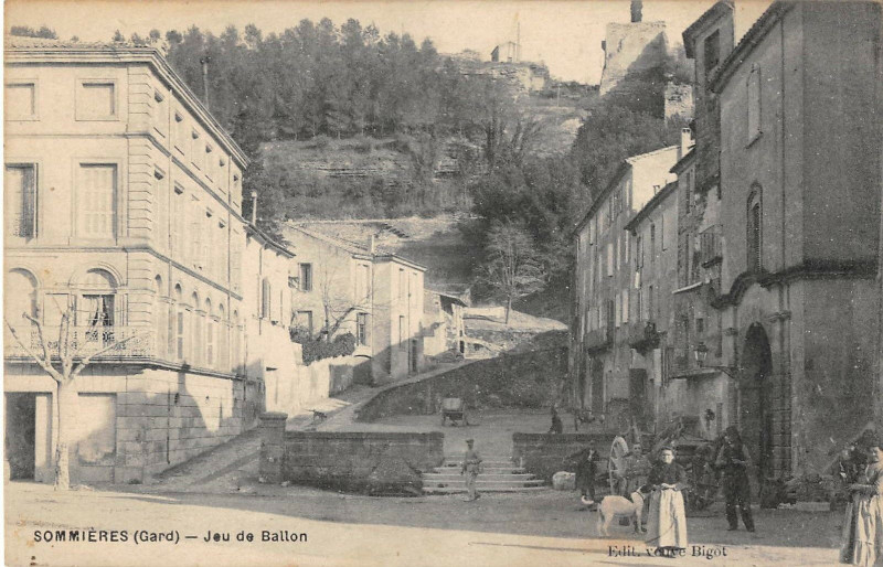 Carte postale ancienne Sommieres Jeu De Ballon à Sommières